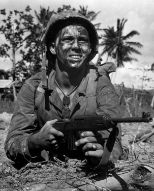 Soldat de l'USMC avec une carabine M1