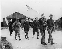 Des officiers allemands sont conduit à l'arrière après un interrogatoire mené par des officiers Alliés.(Franklin D. Roosevelt Library)
