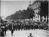 Le Général De Gaulle menant le défilé de la victoire à Paris.(Franklin D. Roosevelt Library)