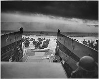 Dans les mâchoires de la mort.<br>Les Troupes U.S pataugeant dans l'eau sous le feu des allemands.(Franklin D. Roosevelt Library)