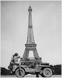 Soldats américains regardant le drapeau français au sommet de la tour Eiffel.(Franklin D. Roosevelt Library)