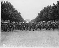 Des soldats américains lors du défilé de la victoire à Paris.(Franklin D. Roosevelt Library)